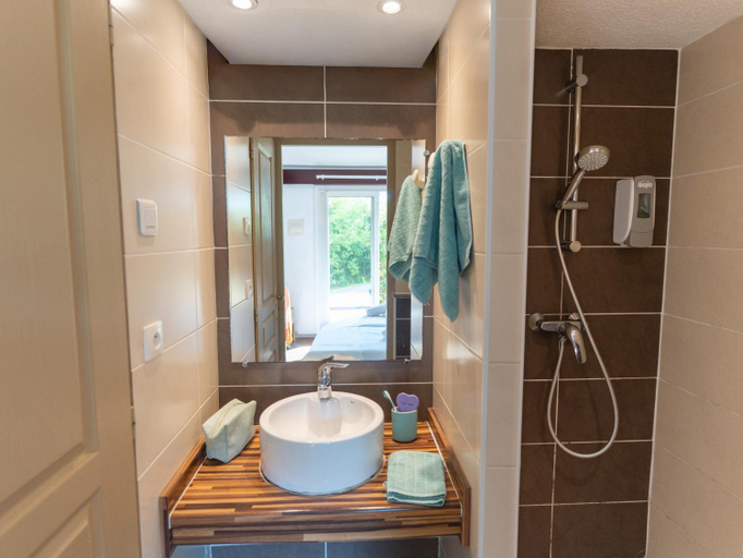 Bathroom, VVF Golfe de Saint-Tropez, Var