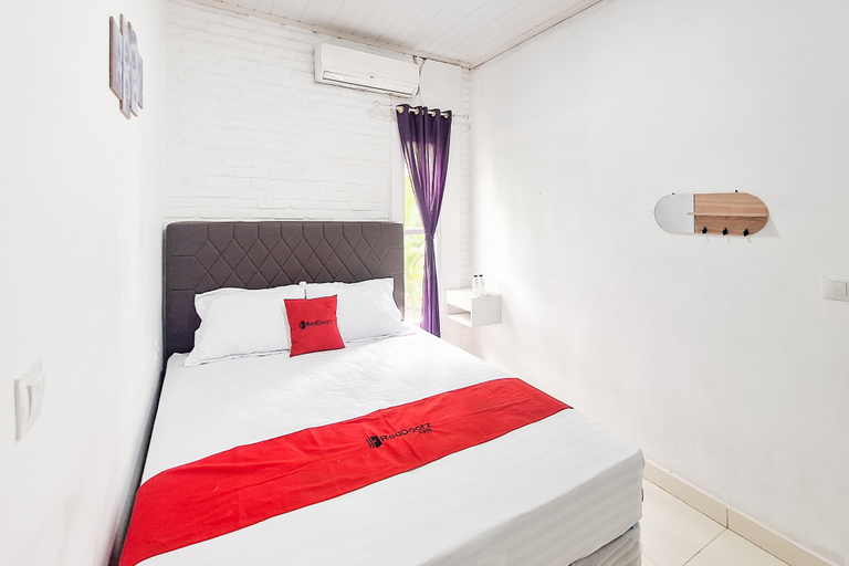 Bedroom 3, RedDoorz @ Hotel Lavender Kertajati, Indramayu