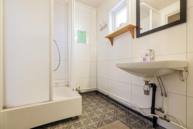 Bathroom 3, Sjøstrand Rorbuer v Børge Iversen AS, Vestvågøy