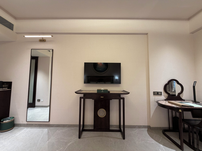 Room 5, De Lush Pune, Pune
