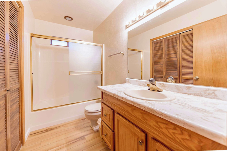 Bathroom 3, Oglala Little Lodge - Cabin Getaway, El Dorado