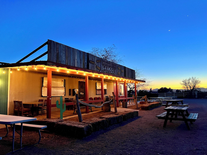 Outdoor dining, Short Branch Motel, Nye