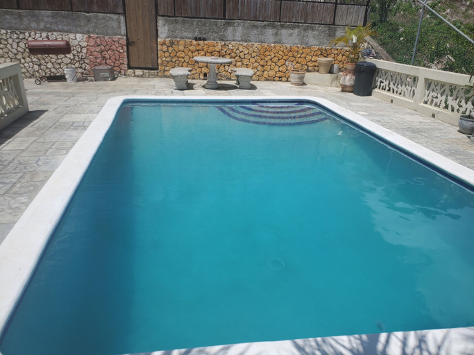 Infinity pool, BAYVIEW LUXURY RETREATS