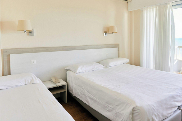 Bedroom 3, Hotel Le Dauphin, Alpes-Maritimes