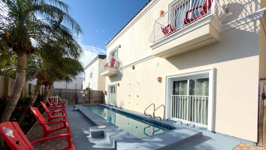 Pool 5, Pool 1st Floor 75 Yards To Beach Value 2 Bedroom Apts, Cameron