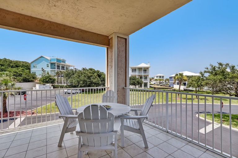 Outdoor dining 5, Stunning 3BR Condo w/ Wraparound Porch Ocean Park, Nassau