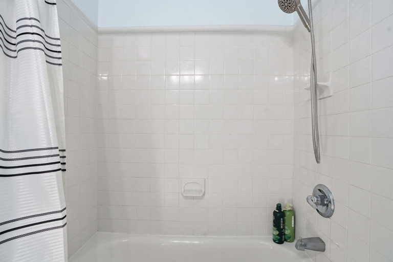 Bathroom 4, Dc Area Bungalow Near Shops And Dining 3 Bedroom Home, Alexandria