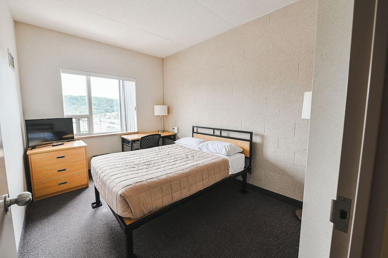 Bedroom 3, Residence & Conference Centre - Welland, Niagara