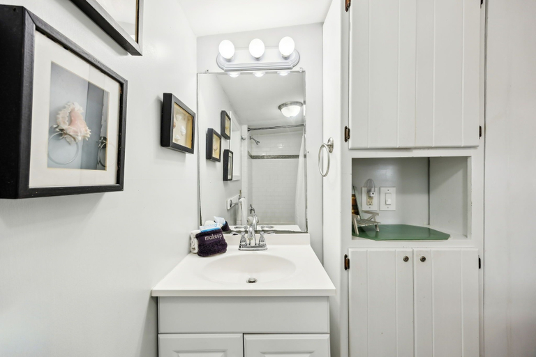 Bathroom 4, Spacious Beachfront Duplex - Top Floor - Dog Friendly 124 S Fletcher, Nassau