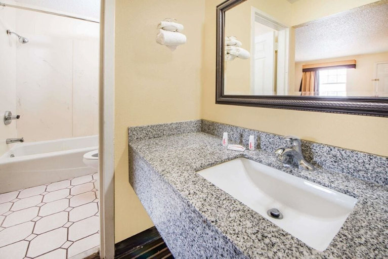 Bathroom 3, Economy Suites - Fairgrounds, Tulsa