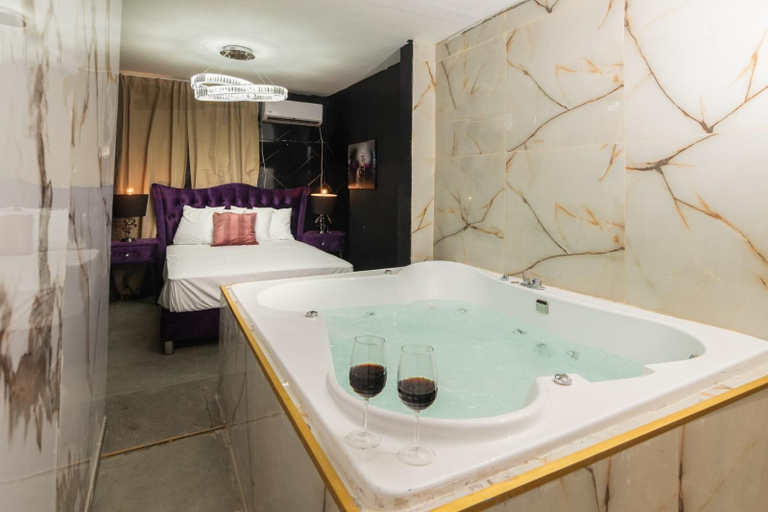Room 2, Top Royal