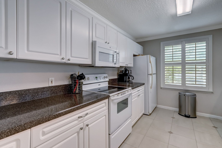 Private kitchen 2, Stunning 3BR Condo w/ Wraparound Porch Ocean Park, Nassau