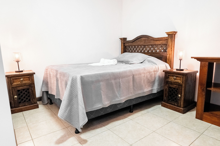 Room 4, Los Faroles Zona 3, Cobán