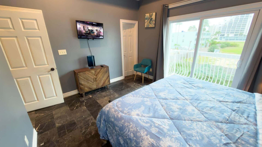 Room 2, Priced Right Near Beach Well Equipped 2 Bedroom Apts, Cameron