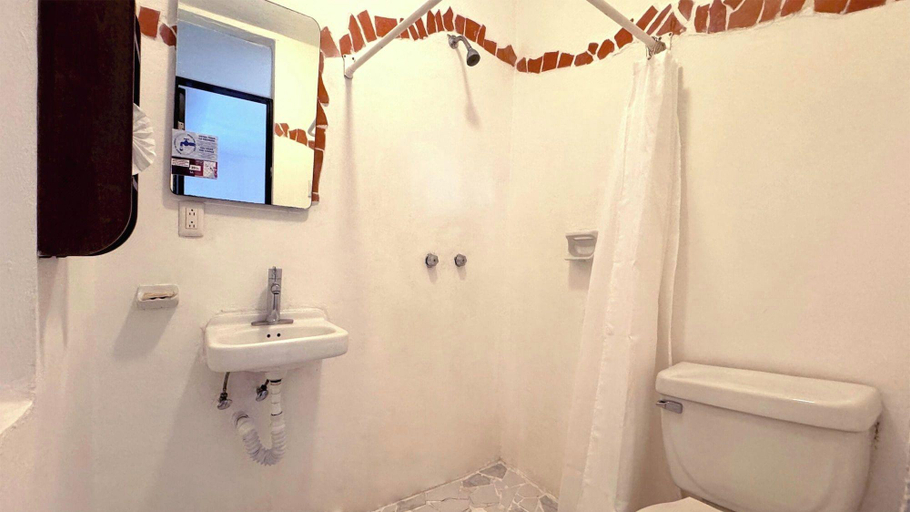 Bathroom 3, Siesta Fiesta Hotel - 5th Avenue, Cozumel