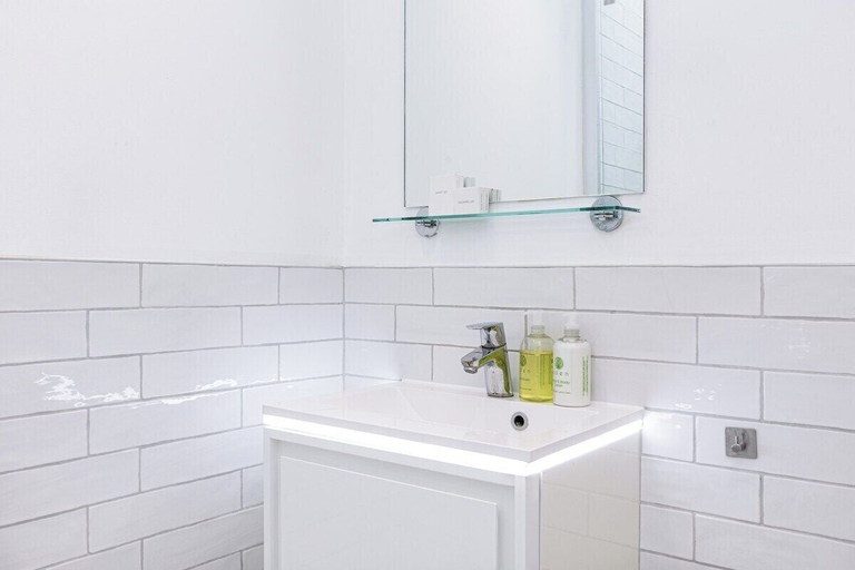 Others 3, Stylish Three-bed Flat in Marylebone, London