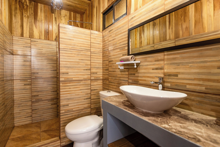 Bathroom 3, Paraíso Quetzal Lodge, Dota