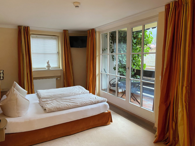 Bedroom 4, Hotel Alpenhof, Miesbach