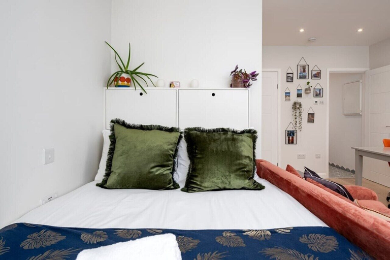Bedroom 2, Stylish Brixton Hill Studio With Modern Charm, London