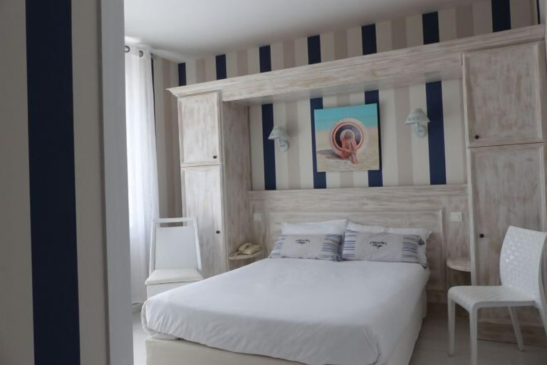 Bedroom 5, Hôtel the Originals Miramar, Royan Pontaillac, Charente-Maritime