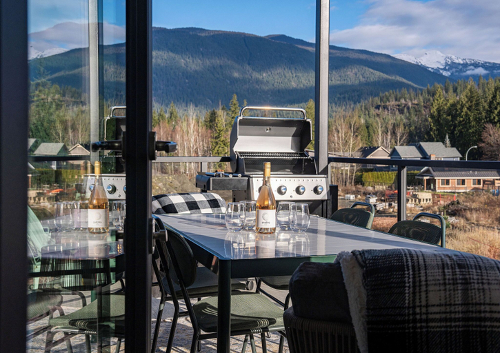 BBQ/picnic area, Wooley Bully Terrace, Columbia-Shuswap