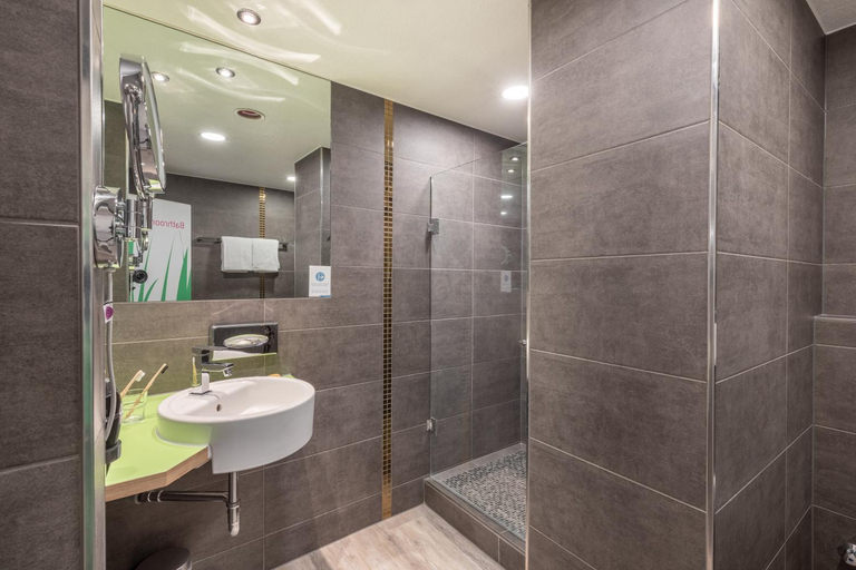 Bathroom 4, Garner Hotel STUHR - BREMEN A1 by IHG, Diepholz