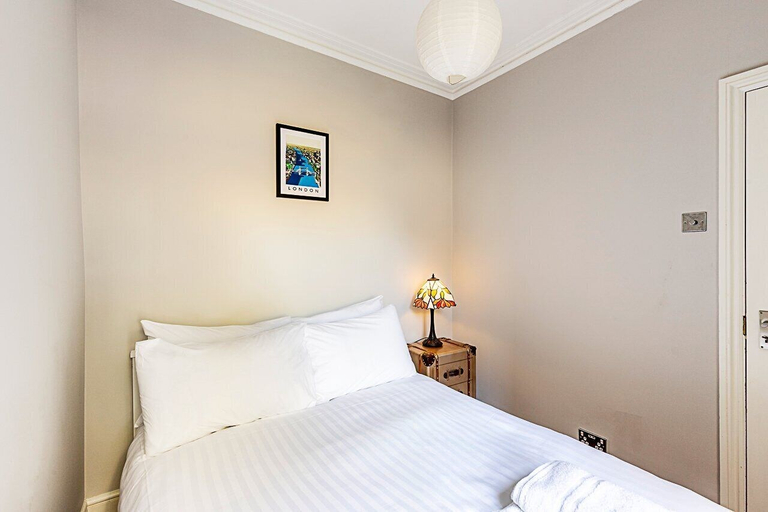 Bedroom 3, Chic Garden Flat in Leafy Ealing, London