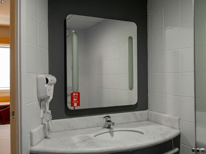 Bathroom 5, ibis Macae, Macaé