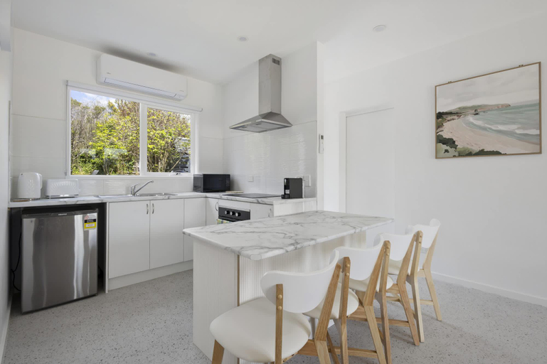 Kitchen 4, Peaceful 2-Bed Apartment in Coastal McCrae, Melbourne