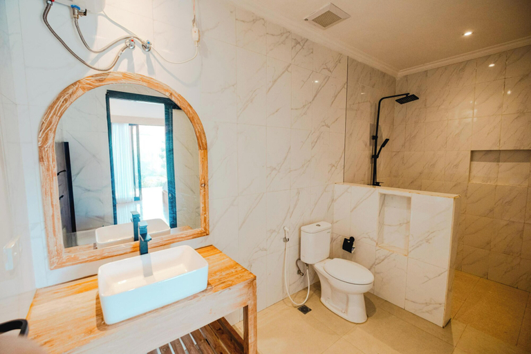 Bathroom 3, Kubu Dangin Guest House Kerobokan, Badung