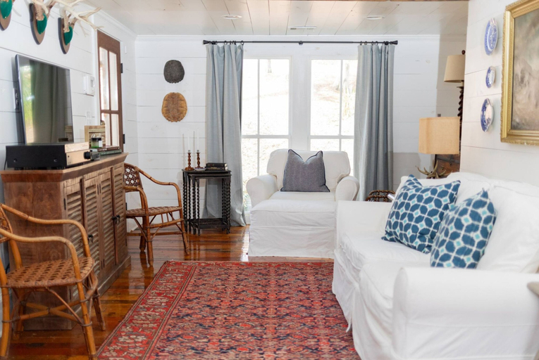 Room 4, Classic Lakeside Cottage Masters Rental, McCormick