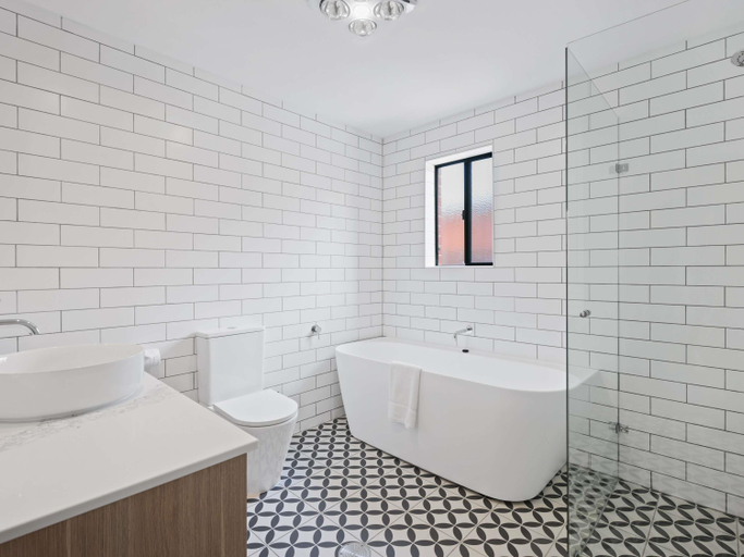Bathroom 5, Clare Country Club, Clare and Gilbert Valleys
