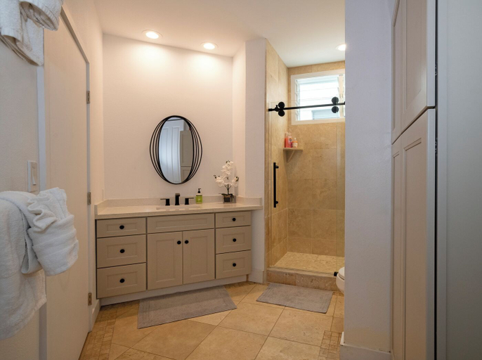 Bathroom 4, Puu Poa 405, Kauai