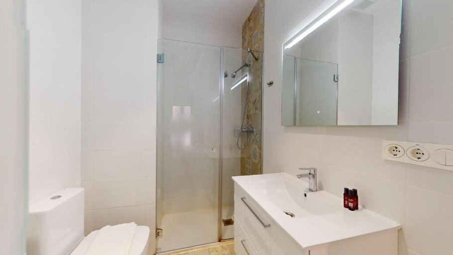 Bathroom 3, MyFlats Luxury City Center, Alicante