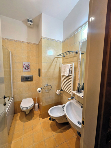 Bathroom 5, Hotel Amadeus, Roma