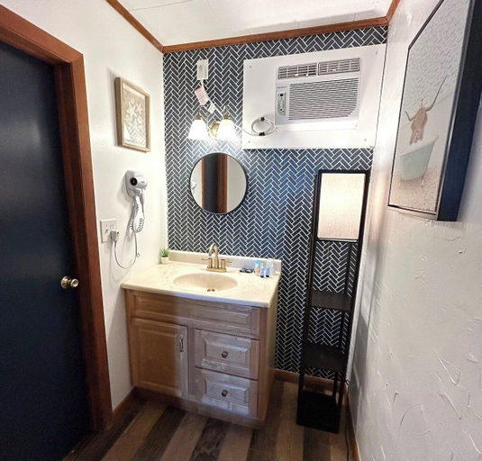 Bathroom 4, High Point Motel, Sussex