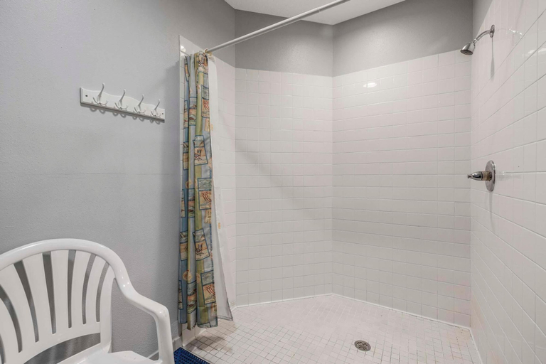 Bathroom 4, Lighthouse 914, Baldwin