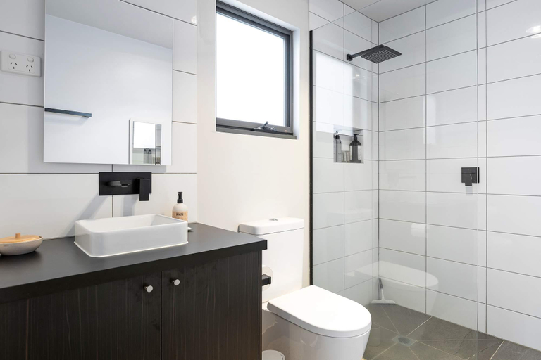 Bathroom, Spacious 1-Bed Townhouse in Norlane, Corio - Inner