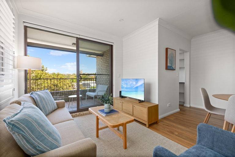 Separate living room 5, Bright 2-Bedroom Apartment Near Coogee Beach, Sydney