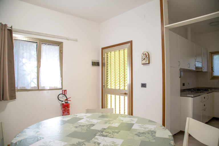 5, Pine-front bungalow steps from the beach, Venezia