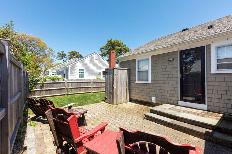 Room 3, Beachside Retreat Cozy 1-bedroom w Private Yard, Barnstable