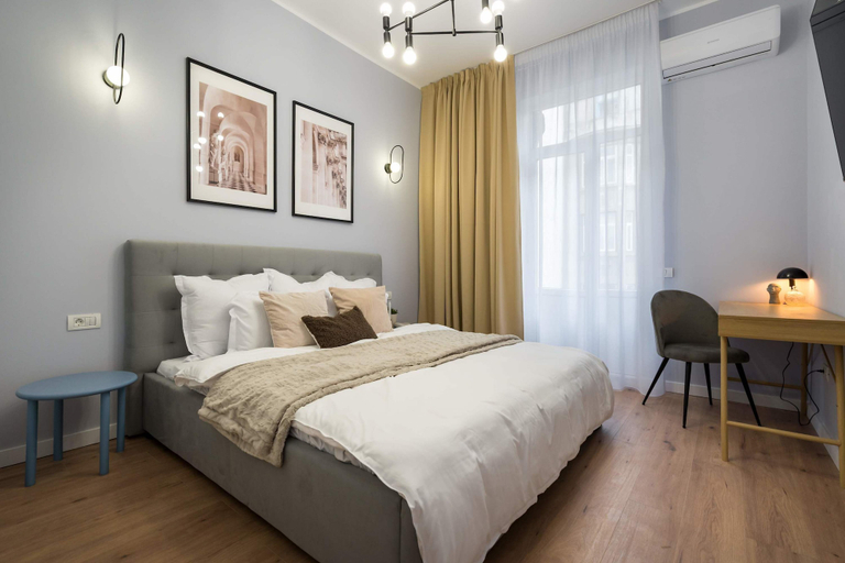 Room 4, Gorgeous & Bright 2BR Condos - Steps From Old Town, Municipiul Bucuresti