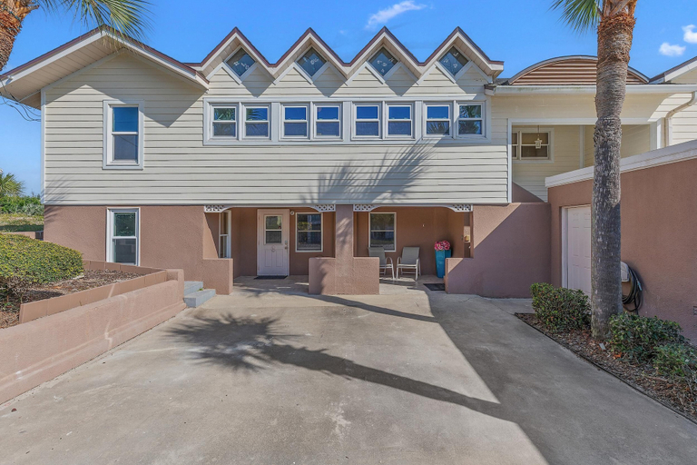 Exterior & Views 2, Decked Out House On Hill St, Volusia
