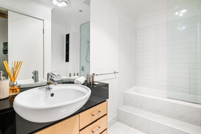 Bathroom, Peaceful 2-Bed Apartment with Gym & Pool, Melbourne