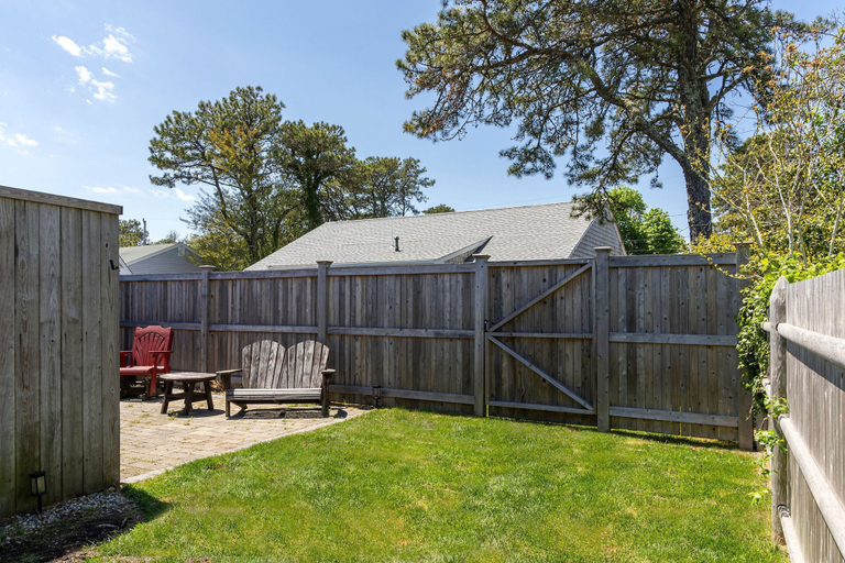 Room 5, Beachside Retreat Cozy 1-bedroom w Private Yard, Barnstable