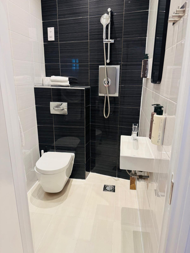Bathroom 5, Leicester Square 3rd Floor Studio, London