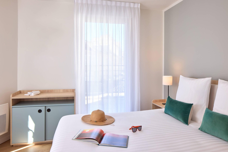 Bedroom 2, Quality Aparthotel Cherbourg, Manche