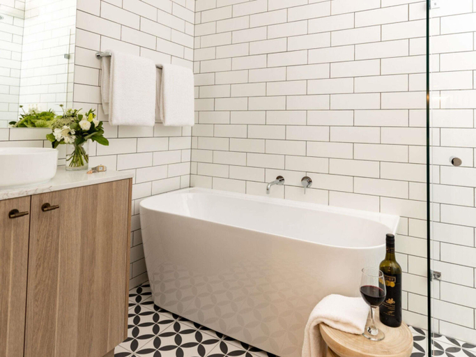 Bathroom 5, Clare Country Club, Clare and Gilbert Valleys