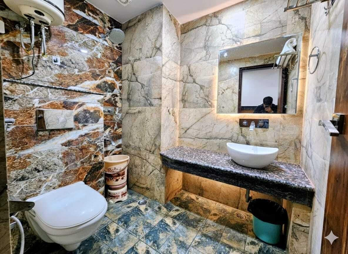 Bathroom, Hotel Amreshwar, Reasi