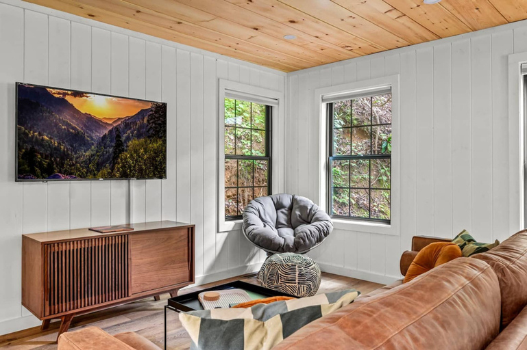 Room 2, Group Getaway, Modern Cabins Sleep 16, Gatlinburg, Sevier